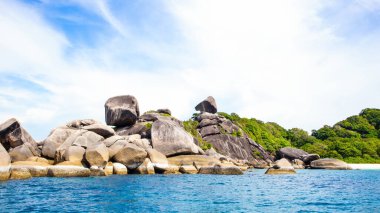 Tayland 'daki Similan Adaları' nın güzel manzarası. Cennet manzaralı, şnorkelli ve dalış noktalı en ünlü adalar. 
