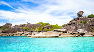 Tayland 'daki Similan Adaları' nın güzel manzarası. Cennet manzaralı, şnorkelli ve dalış noktalı en ünlü adalar. 