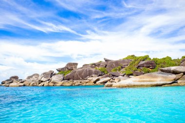 Tayland 'daki Similan Adaları' nın kayalık kıyıları cennet manzaralı, şnorkelli ve dalış noktalı en ünlü adalardır. 