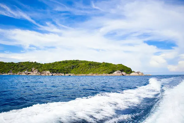 Tayland 'daki Similan Adaları' nın kayalık kıyıları cennet manzaralı, şnorkelli ve dalış noktalı en ünlü adalardır. 