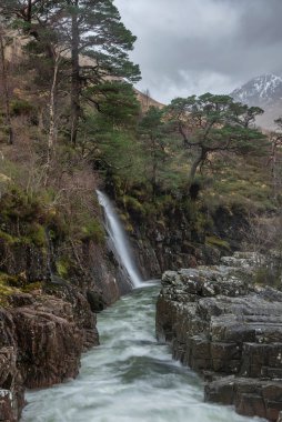 İskoçya 'daki Etive Nehri ve Skyfall Şelaleleri' nin güzel kış manzarası
