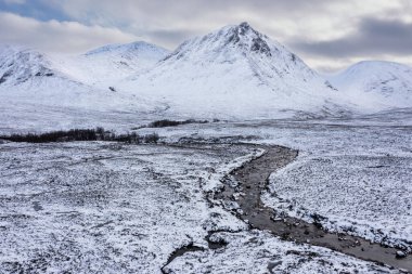 Stob Dearg ve Glencoe 'nun İskoçya' daki derin kar yağışı ve güzel mavi gökyüzü görüntüsü göz kamaştırıcı.