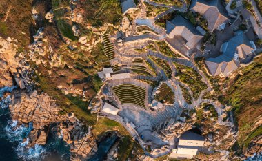Minnack Tiyatrosu 'nun Cornwall İngiltere' deki Porthcurno plajı etrafındaki hava aracı manzara görüntüsü.