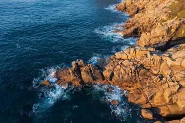 Minnack Tiyatrosu 'nun Cornwall İngiltere' deki Porthcurno plajı etrafındaki hava aracı manzara görüntüsü.
