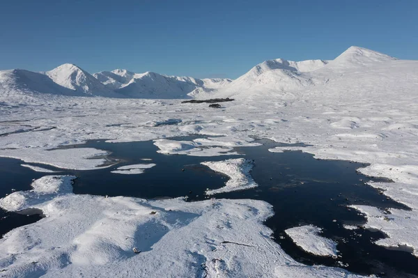 Потрясающий Воздушный Дрон Зимние Пейзажи Лох Заснеженные Горы Заднем Плане — стоковое фото