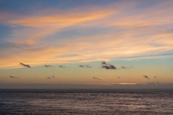 Hermosa Puesta Del Sol Cielo Paisaje Colorido Vibrante Sobre Océano — Foto de Stock