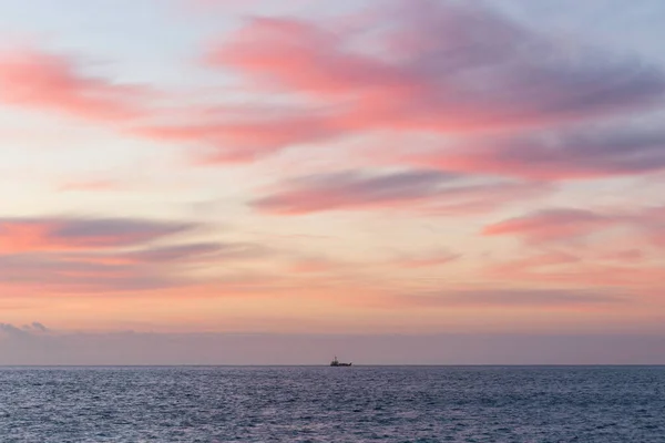 Pojedynczy Statek Rybacki Wypływa Wschodzie Słońca Pięknymi Kolorami Formacjami Chmur — Zdjęcie stockowe