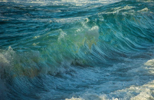 Ισχυρό Μεγάλο Τυρκουάζ Χρωματιστά Κύματα Συντρίβεται Στο Sennen Cove Στην — Φωτογραφία Αρχείου