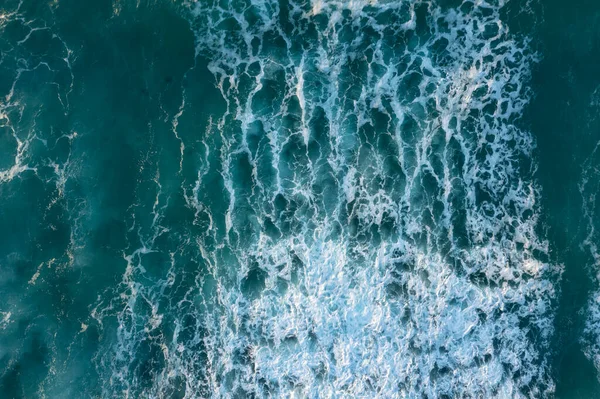 玉色の波の詳細の美しい空中ドローンの風景トップダウンビュー後退波 — ストック写真