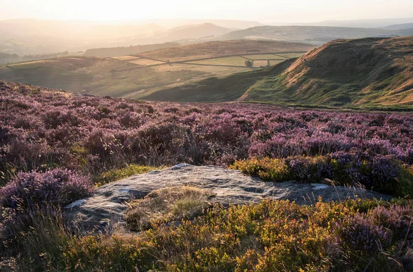 Absolutely Stunning Sunset Landscape Image Looking Higger Tor Peak District — 图库照片