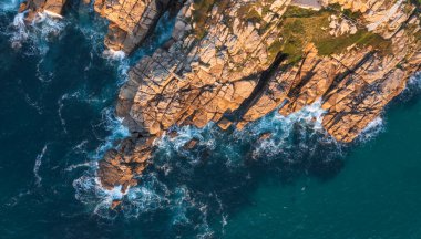 Minnack Tiyatrosu 'nun Cornwall İngiltere' deki Porthcurno plajı etrafındaki hava aracı manzara görüntüsü.