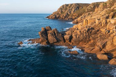 Minnack Tiyatrosu 'nun Cornwall İngiltere' deki Porthcurno plajı etrafındaki hava aracı manzara görüntüsü.