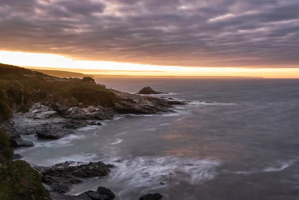 Примхливий Пейзажний Знімок Кові Пруссії Корнуолі Англія Атмосферним Небом Океаном — стокове фото