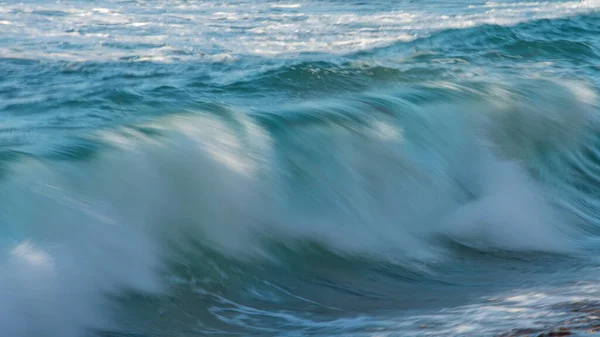 Kraftfulla Stora Turkosfärgade Vågor Kraschar Vid Sennen Cove Cornwall Sen — Stockfoto