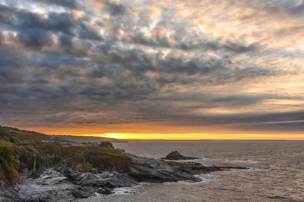 Примхливий Пейзажний Знімок Кові Пруссії Корнуолі Англія Атмосферним Небом Океаном — стокове фото