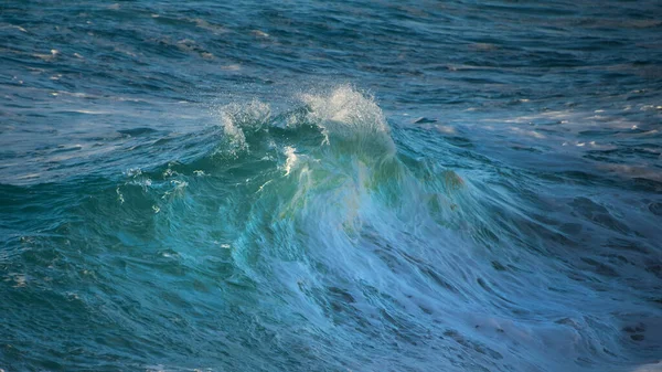 Potężne Duże Turkusowe Fale Rozbijają Się Sennen Cove Kornwalii Podczas — Zdjęcie stockowe