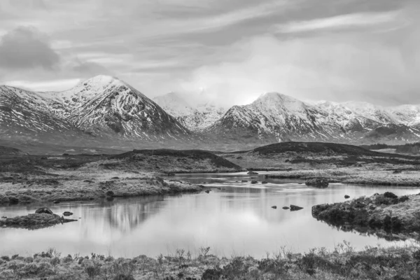 Czarno Biały Oszałamiający Zimowy Panoramiczny Krajobraz Pasma Górskiego Oglądany Loch — Zdjęcie stockowe