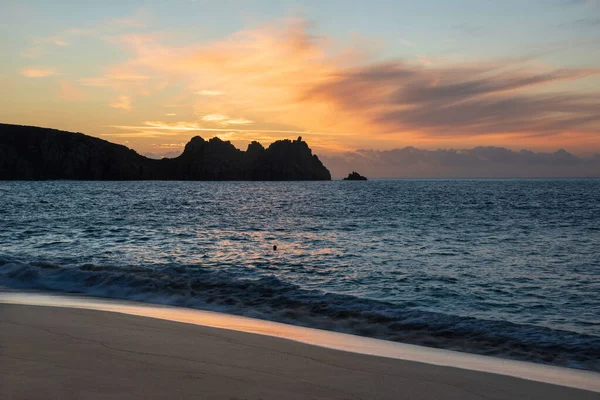 Schöne Sonnenaufgangslandschaft Porthcurno Strand Cornwall England Mit Atemberaubenden Farben Und — Stockfoto