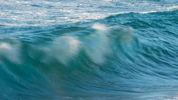 Мощные Большие Бирюзовые Волны Разбивающиеся Бухте Сеннен Корнуолле Время Позднего — стоковое фото