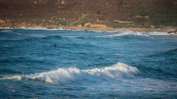 Surfistas Identificados Montando Las Olas Sennen Cove Cornwall Durante Puesta — Foto de Stock