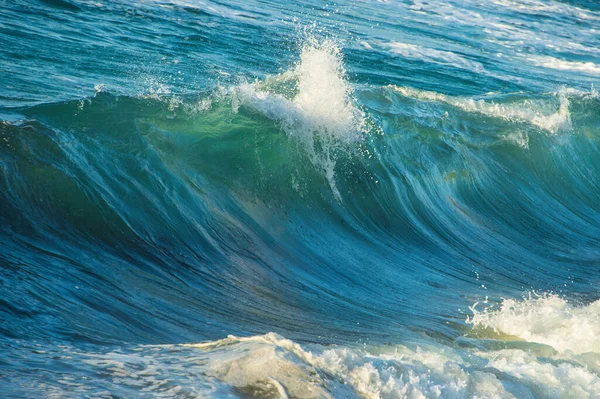 Сильні Великі Бірюзові Хвилі Розбиваються Сенненській Бухті Корнуолі Під Час — стокове фото