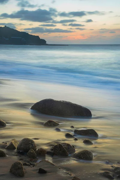 Prachtig Landschap Van Sennen Cove Cornwall Tijdens Zonsondergang Met Stemmige — Stockfoto
