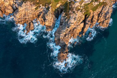 Minnack Tiyatrosu 'nun Cornwall İngiltere' deki Porthcurno plajı etrafındaki hava aracı manzara görüntüsü.