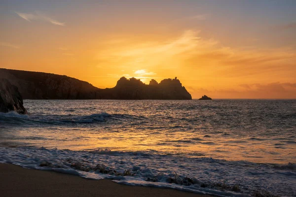 Hermoso Paisaje Salida Del Sol Playa Porthcurno Cornwall Inglaterra Con — Foto de Stock