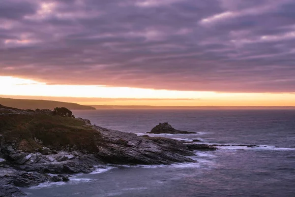 Moody Immagine Paesaggio Alba Prussia Cove Cornovaglia Inghilterra Con Cielo — Foto Stock