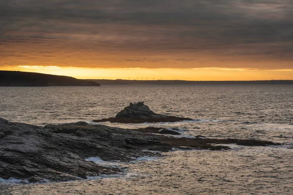 Atmosferik Gökyüzü Okyanusla Cornwall Ngiltere Deki Prusya Koyu Nda Karamsar — Stok fotoğraf