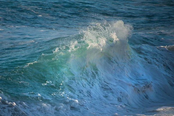 Mocné Velké Tyrkysové Barevné Vlny Narážející Zátoky Sennen Cornwallu Během — Stock fotografie
