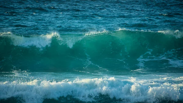 Krachtige Grote Turkoois Gekleurde Golven Crashen Bij Sennen Cove Cornwall — Stockfoto