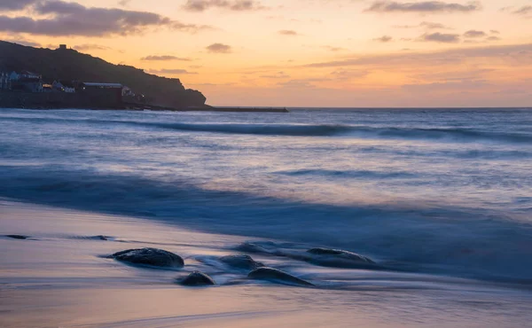 Krásná Krajina Zátoky Sennen Cornwallu Při Západu Slunce Náladovou Oblohou — Stock fotografie