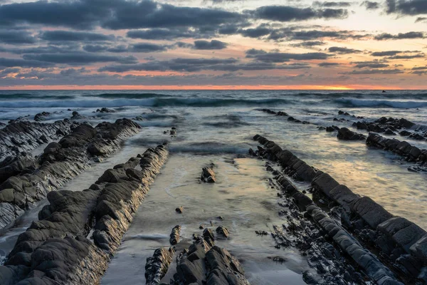 Потрясающий Пейзаж Заката Welcome Mouth Beach Девоне Англия Красивыми Скалами — стоковое фото
