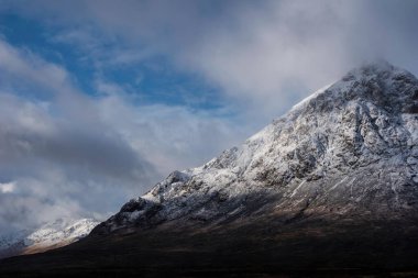 İskoç Dağları 'ndaki Stob Dearg Buachaille Etive Mor dağının çarpıcı ikonik manzarası