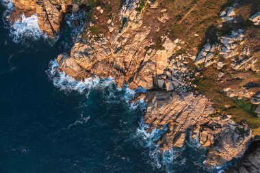 Minnack Tiyatrosu 'nun Cornwall İngiltere' deki Porthcurno plajı etrafındaki hava aracı manzara görüntüsü.