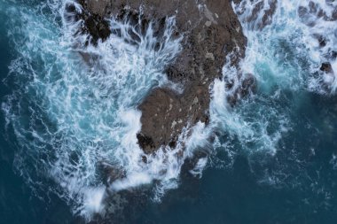 Güneş doğarken Cornwall İngiltere 'de atmosferik karamsar gökyüzü ve bulutlarla Prusya Koyu' nun çarpıcı hava aracı görüntüsü