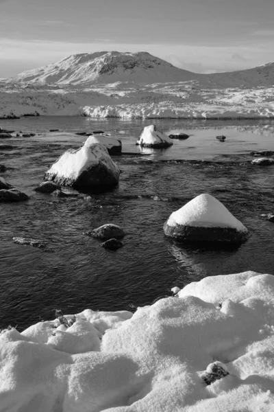 Ασπρόμαυρο Majestic Χειμερινό Τοπίο Εικόνα Κοιτάζοντας Προς Scottish Highlands Οροσειρά — Φωτογραφία Αρχείου