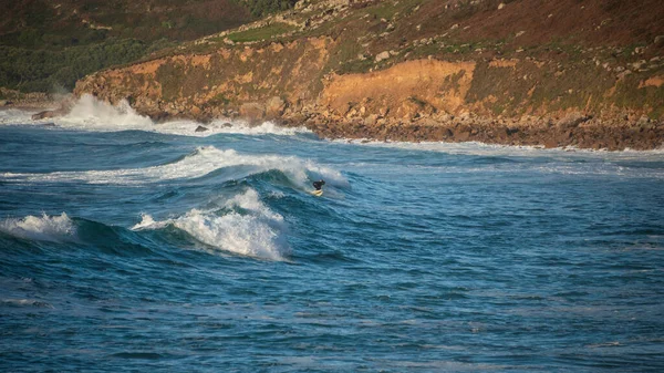 Surfeurs Non Identifiés Chevauchant Les Vagues Sennen Cove Cornouailles Fin — Photo