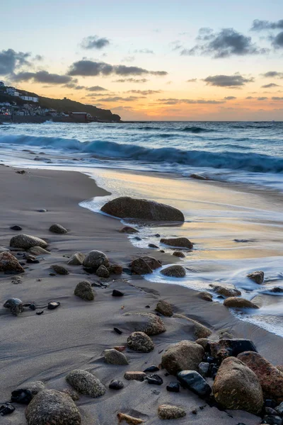 Prachtig Landschap Van Sennen Cove Cornwall Tijdens Zonsondergang Met Stemmige — Stockfoto