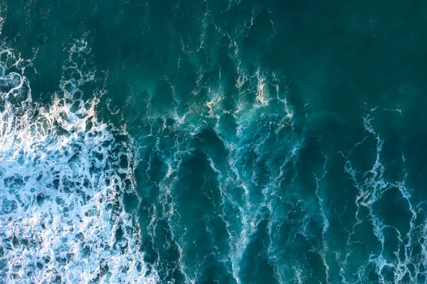 玉色退却波涛中美丽的无人机景观俯瞰着海浪细节 — 图库照片