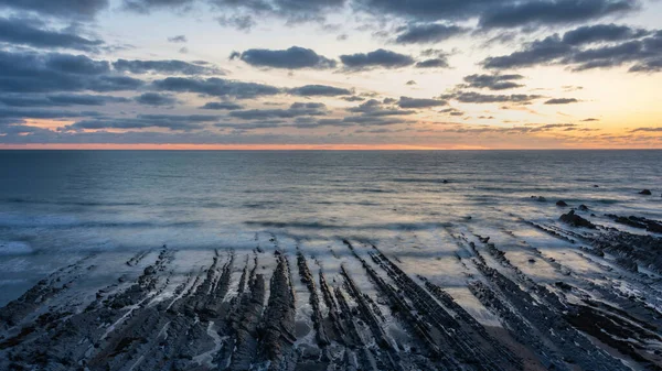 英国德文郡欢迎口海滩迷人的落日景观形象与美丽的岩层 — 图库照片