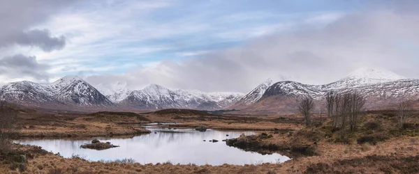 Skoçya Nın Dağlık Kesimlerindeki Gölü Nden Dramatik Bulutlar Eşliğinde Manzaralı — Stok fotoğraf