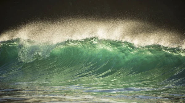 Επικό Τοπίο Εικόνα Του Νεφρίτη Τιρκουάζ Κύματα Συντρίβεται Στην Ακτή — Φωτογραφία Αρχείου