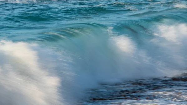 日没遅くにコーンウォールの千年入り江でクラッシュする強力な大きなターコイズ色の波 — ストック写真