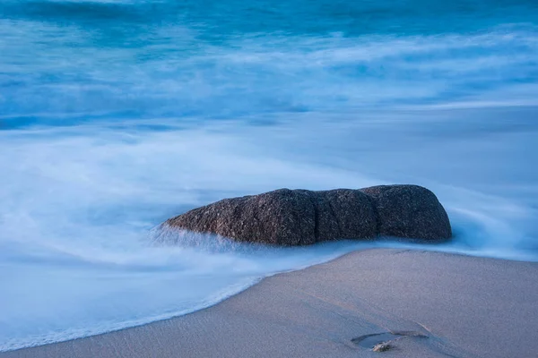 Hermoso Paisaje Sennen Cove Cornwall Durante Atardecer Con Cielo Malhumorado —  Fotos de Stock