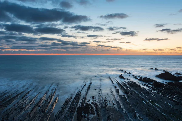 美しい岩の形成とデヴォンイングランドのウェルカム マウス ビーチの見事な夕日の風景画像 — ストック写真