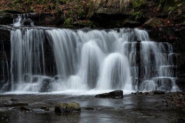 İngiltere 'nin Yorkshire Dales kentindeki Scaleber Force şelalesinin güzel huzurlu manzarası