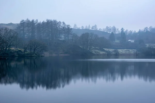 Beautiful Winter Landscape Image Loughtrigg Tarn Misty Morning Calm Water — Stockfoto