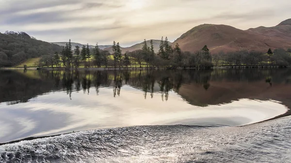 Hermosa Imagen Paisaje Invierno Vista Desde Barco Ullswater Lake District — Foto de Stock